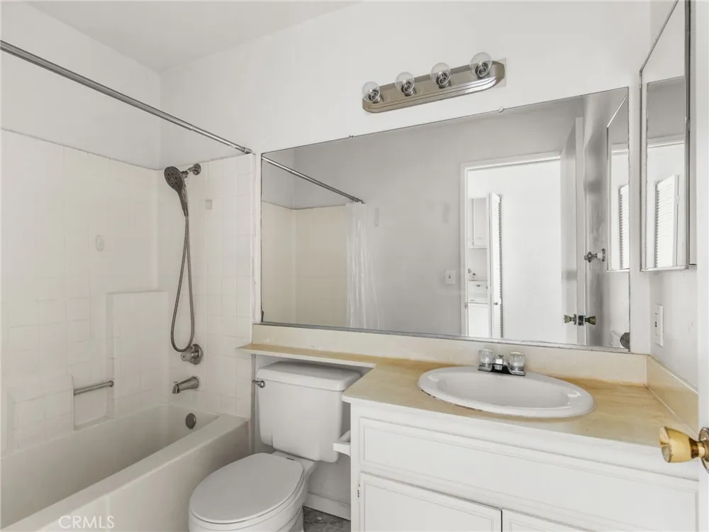 194 Greenmoor Irvine, CA 92614