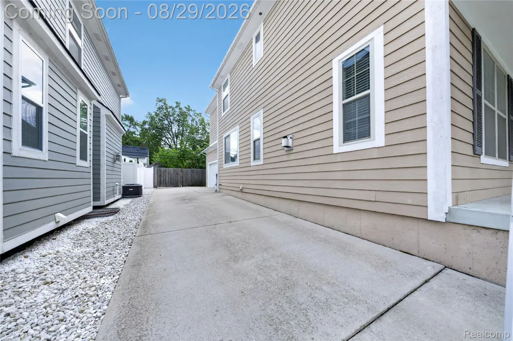 215 La Plaza Court Royal Oak City, MI 48073