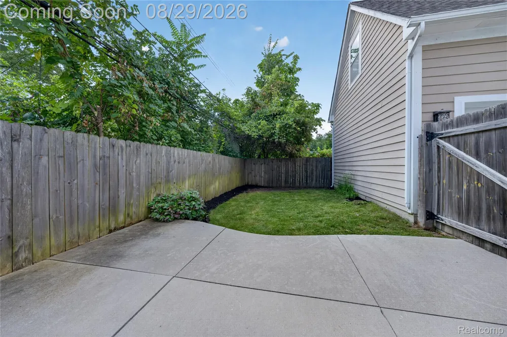 215 La Plaza Court Royal Oak City, MI 48073