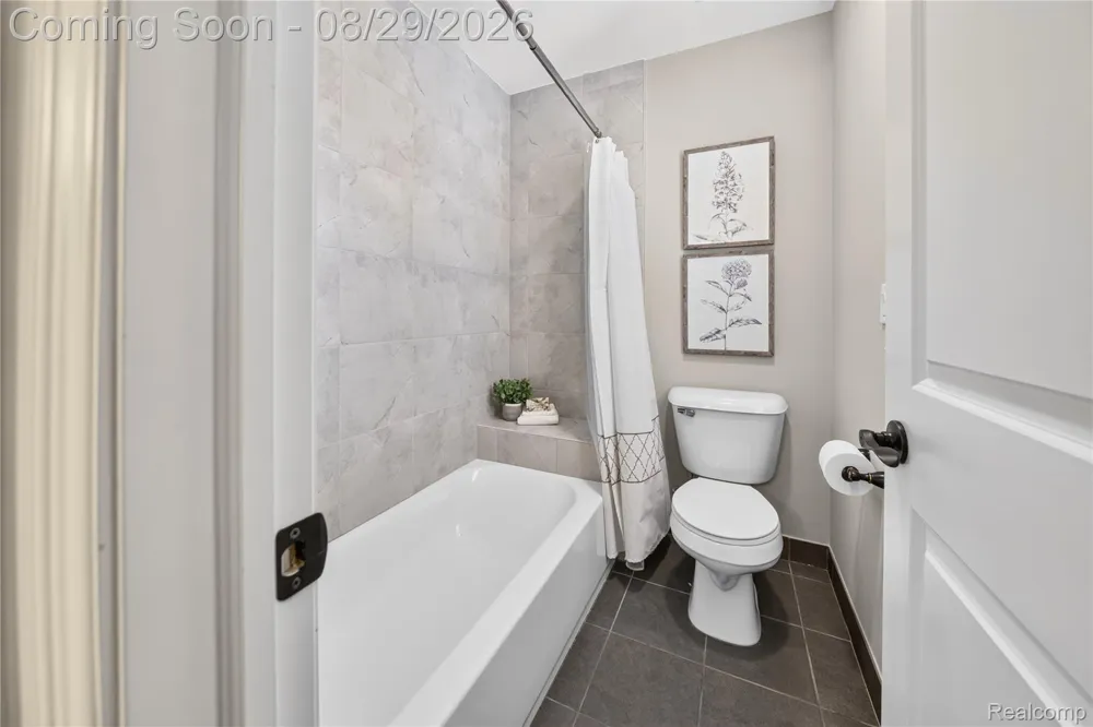 215 La Plaza Court Royal Oak City, MI 48073