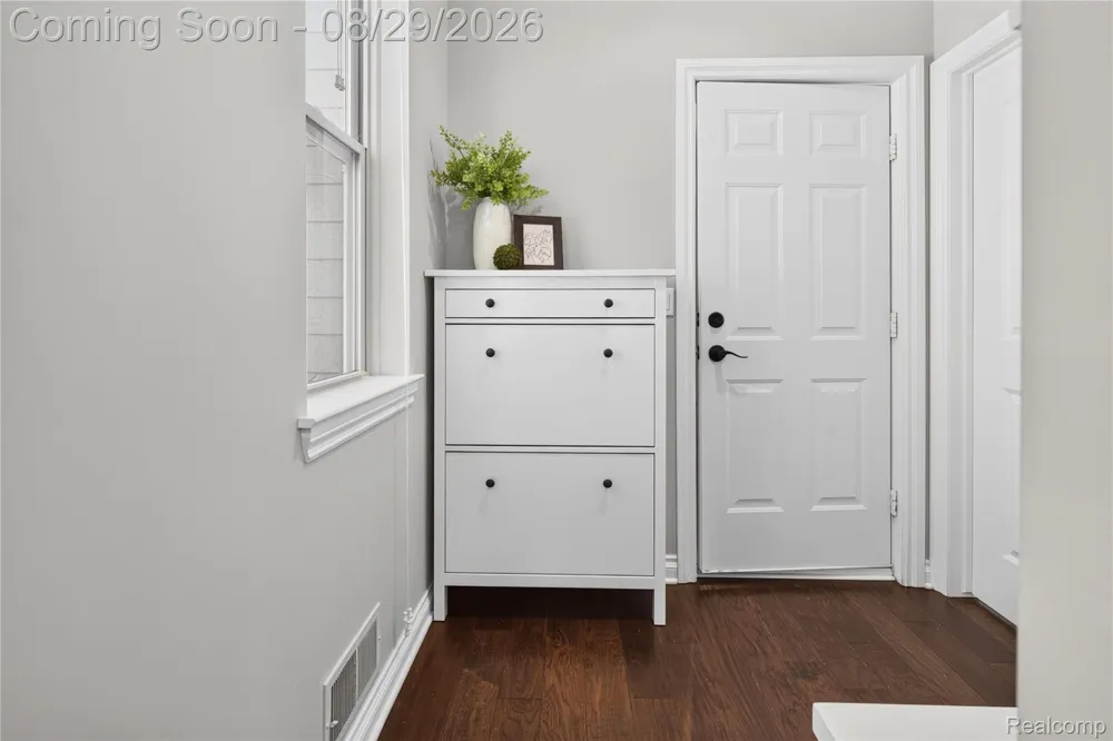 215 La Plaza Court Royal Oak City, MI 48073