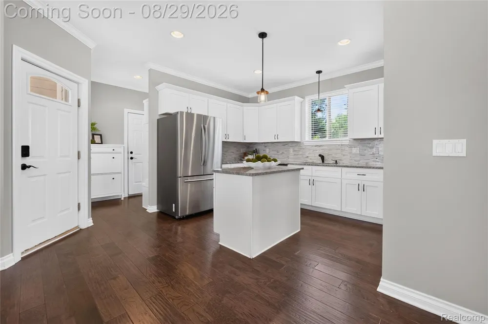215 La Plaza Court Royal Oak City, MI 48073
