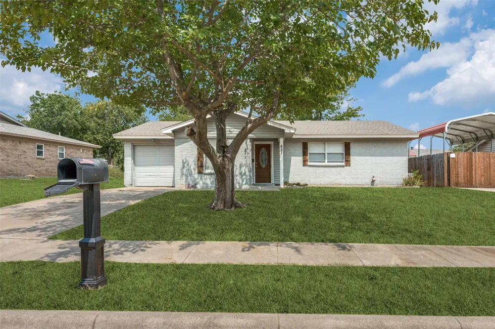 821 E Glendale St. Crowley, TX 76036