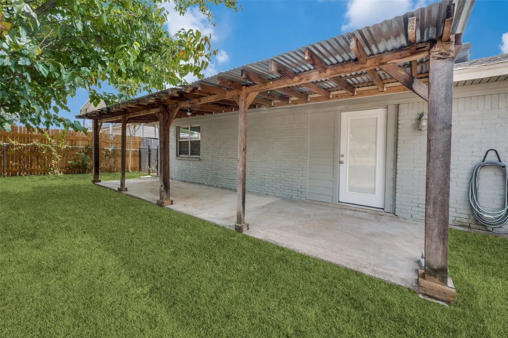 821 E Glendale St. Crowley, TX 76036