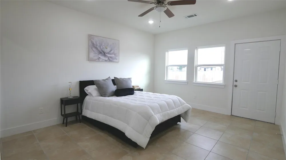 1189 County Road 5100 Cleveland, TX 77327