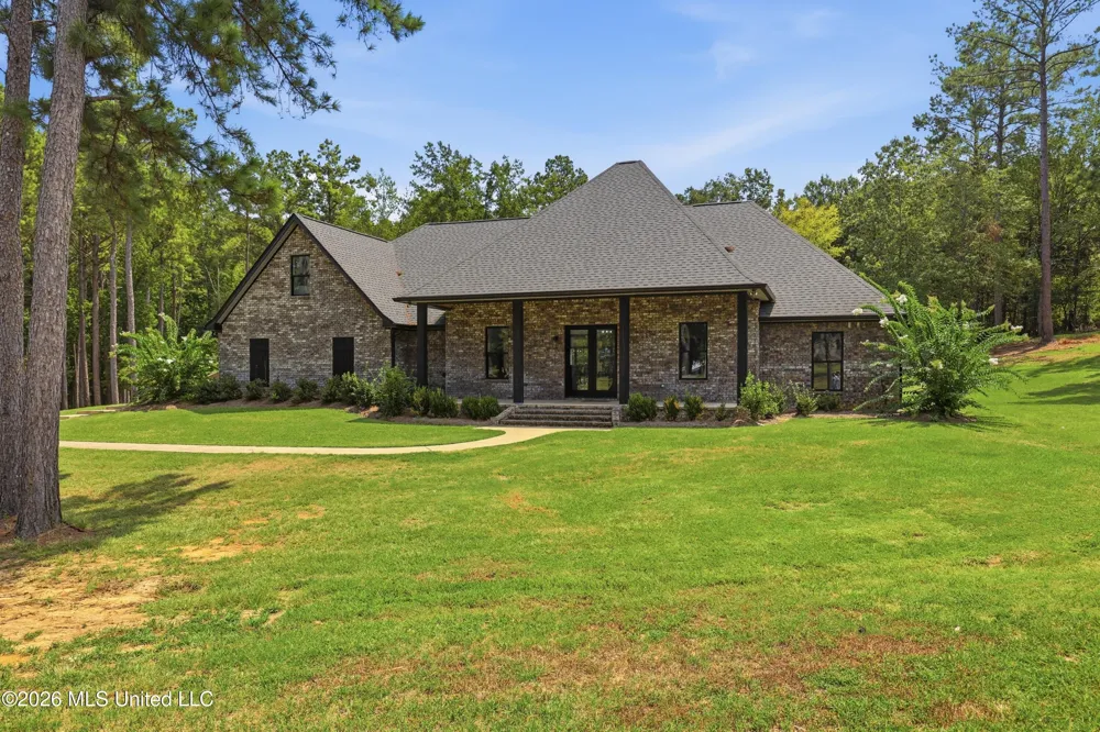 113 Trails End Flora, MS 39071
