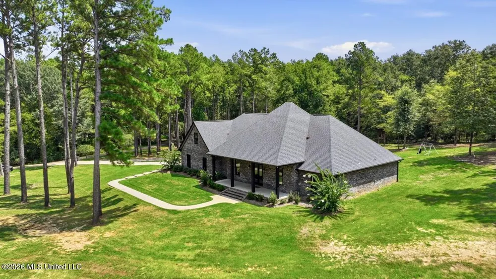 113 Trails End Flora, MS 39071