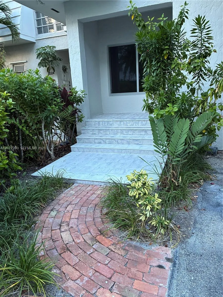 226 Sea View Dr #105 Key Biscayne, FL 33149