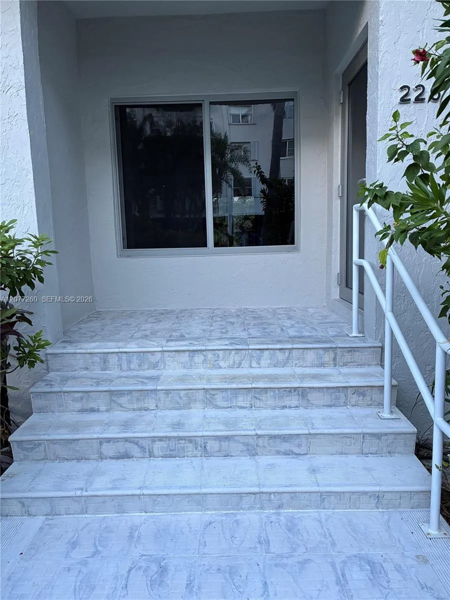 226 Sea View Dr #105 Key Biscayne, FL 33149