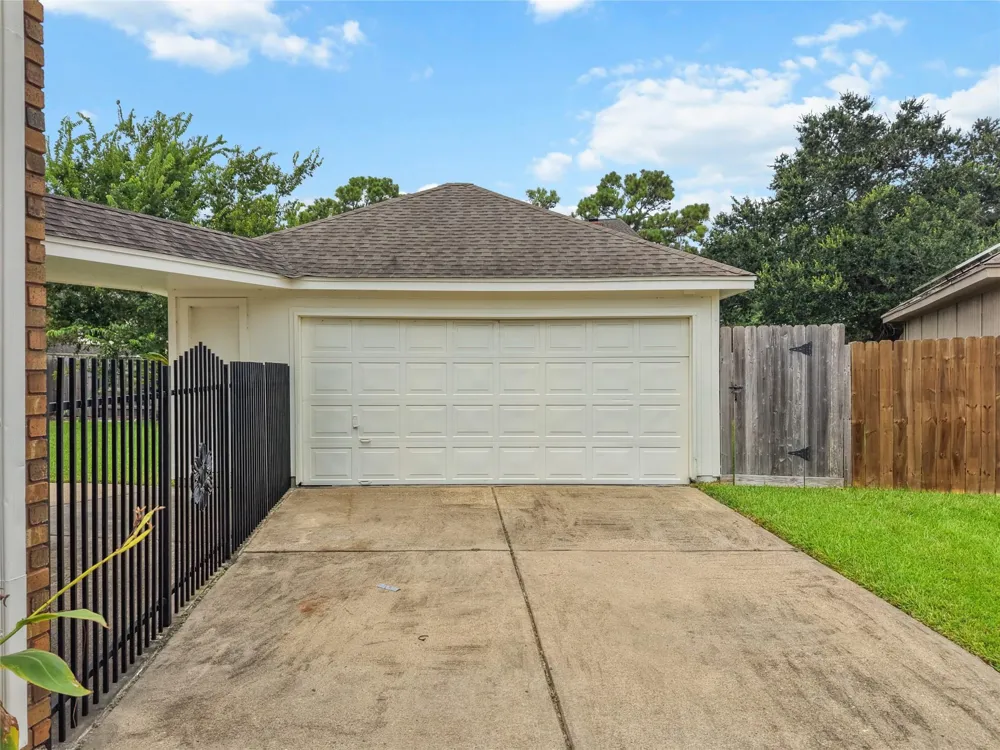 2104 Bay Hill Drive League City, TX 77573
