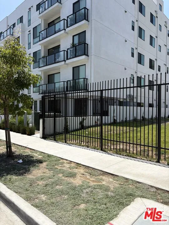 1047 S Corning Street Los Angeles, CA 90035