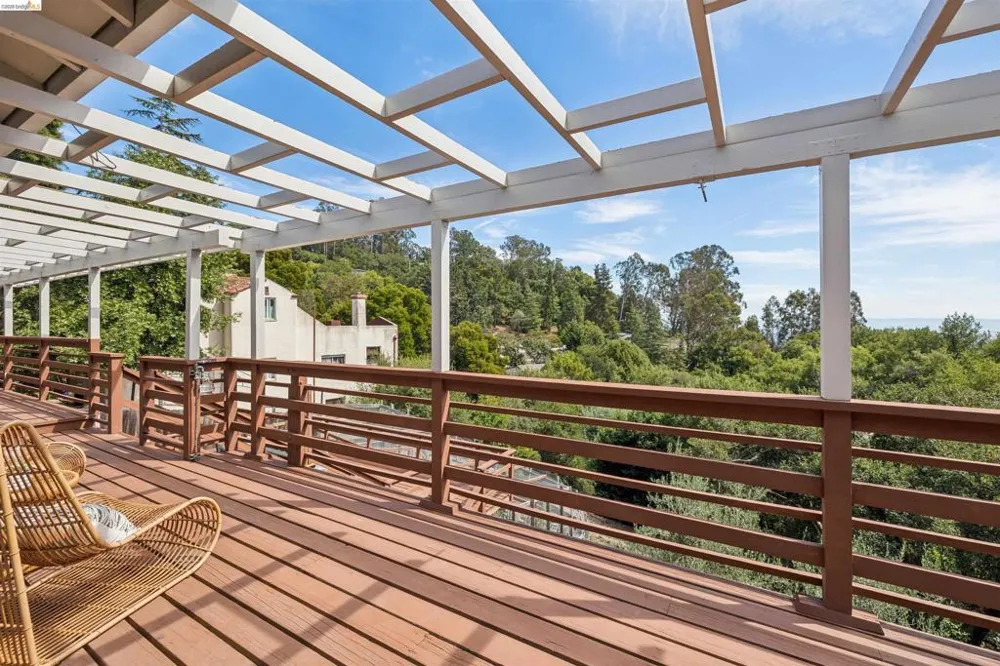 3353 Burdeck Dr Oakland, CA 94602