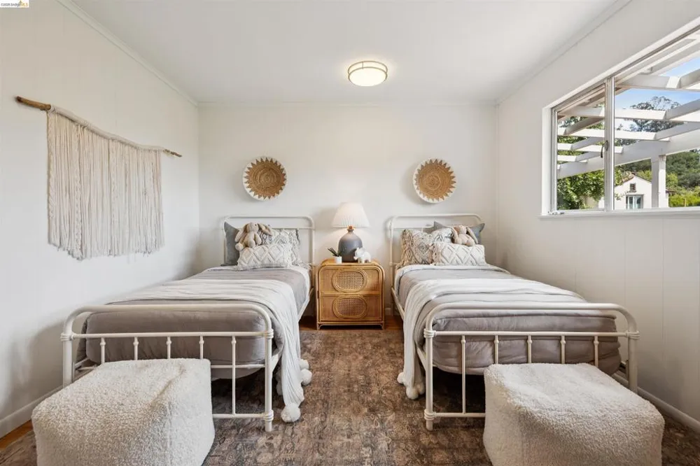 3353 Burdeck Dr Oakland, CA 94602