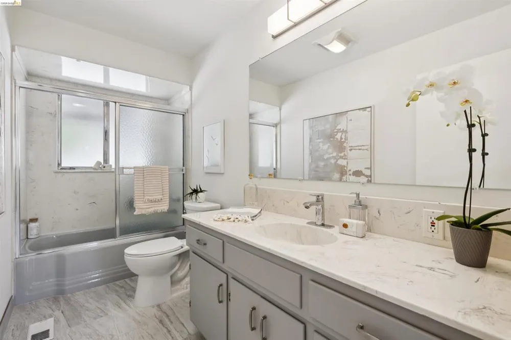 3353 Burdeck Dr Oakland, CA 94602