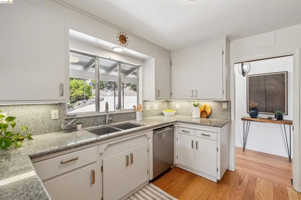 3353 Burdeck Dr Oakland, CA 94602