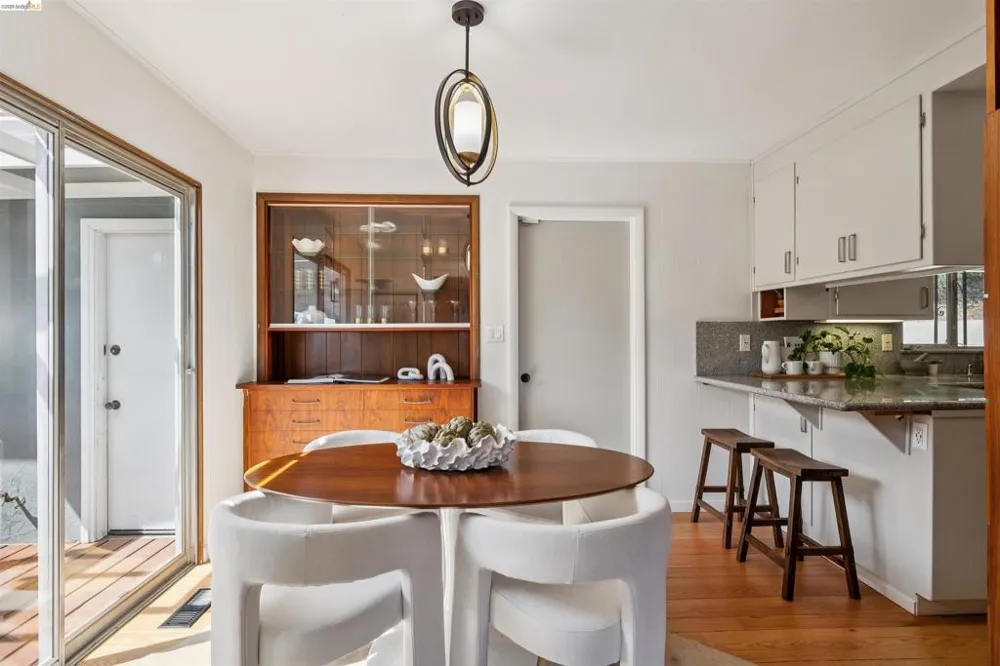 3353 Burdeck Dr Oakland, CA 94602