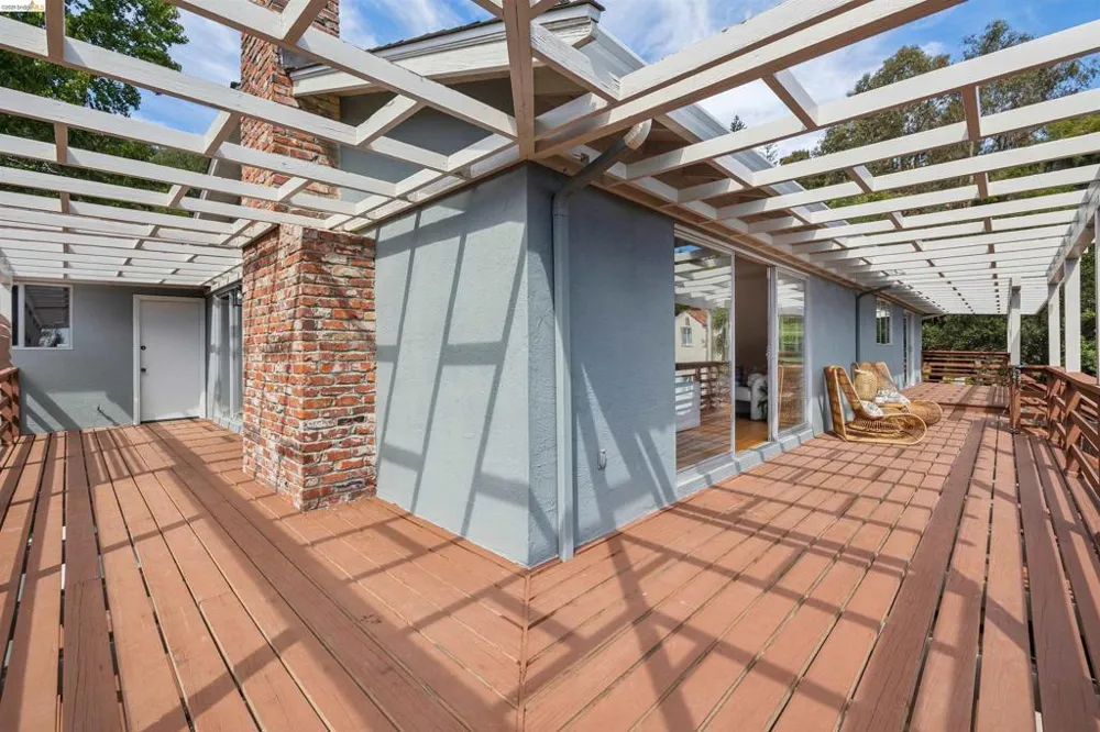 3353 Burdeck Dr Oakland, CA 94602
