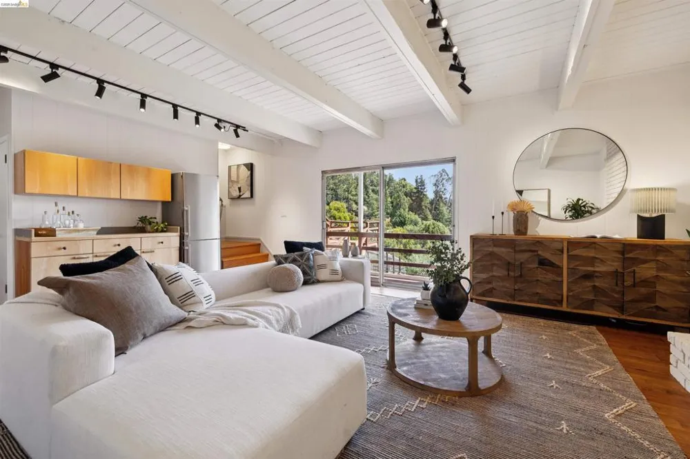 3353 Burdeck Dr Oakland, CA 94602