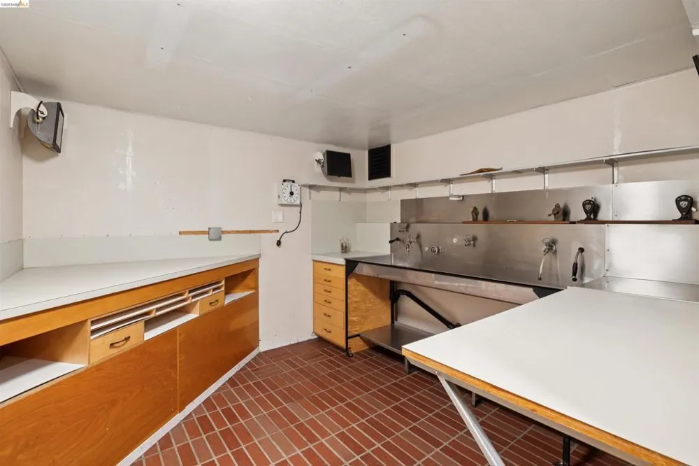 3353 Burdeck Dr Oakland, CA 94602
