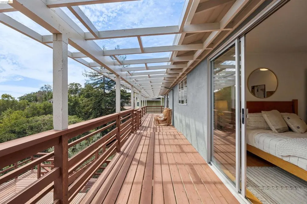 3353 Burdeck Dr Oakland, CA 94602