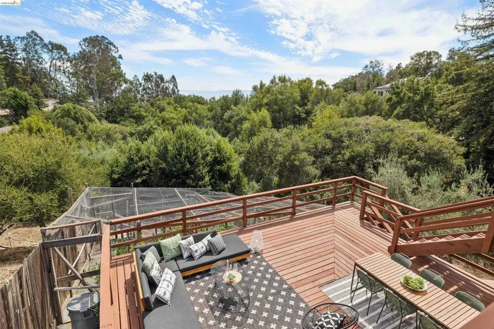 3353 Burdeck Dr Oakland, CA 94602