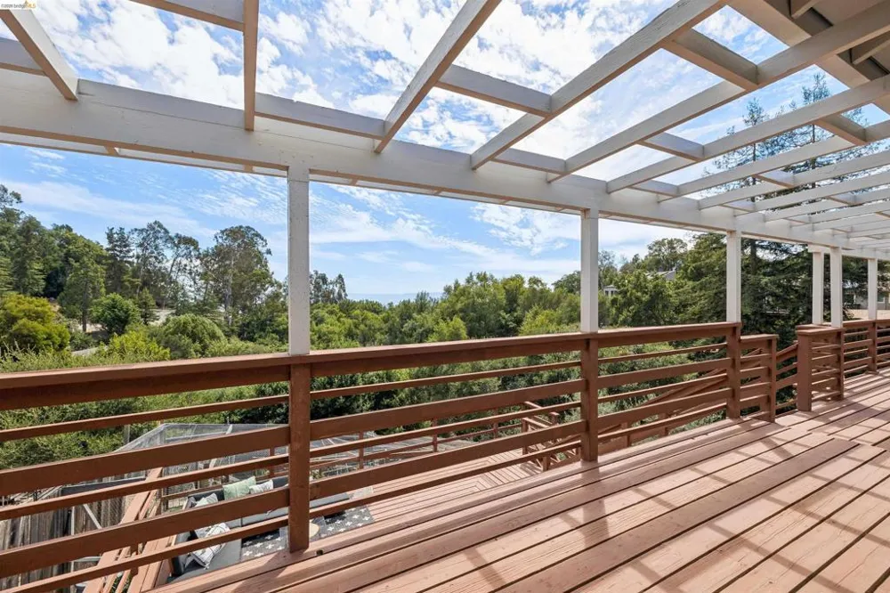 3353 Burdeck Dr Oakland, CA 94602