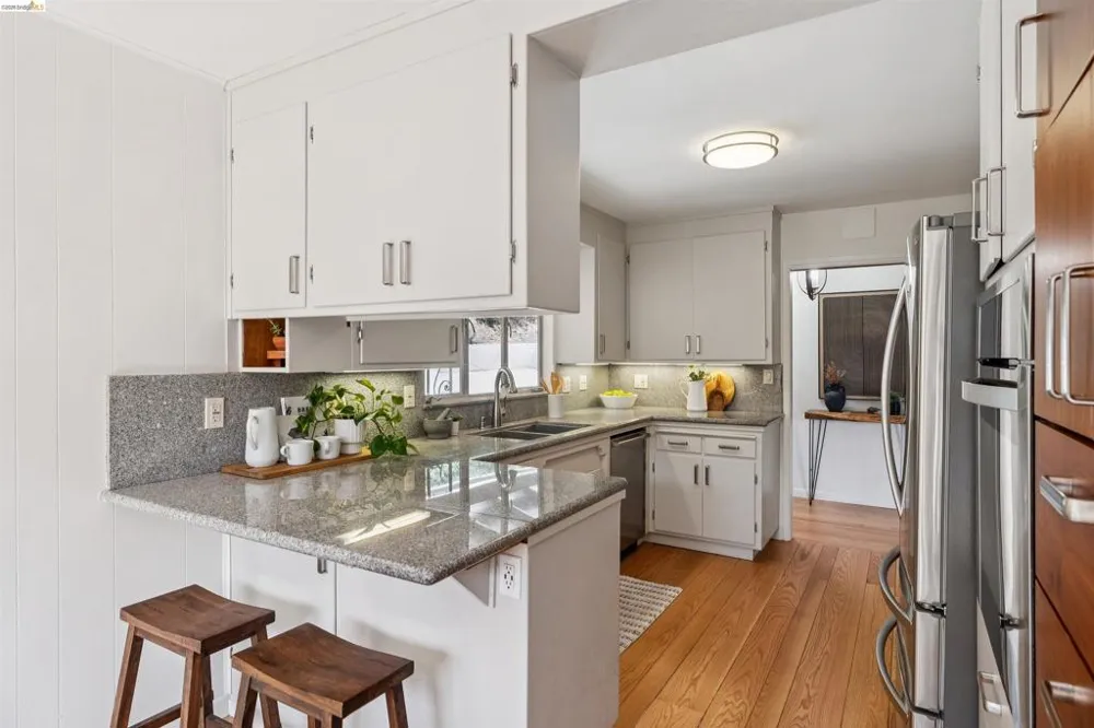 3353 Burdeck Dr Oakland, CA 94602