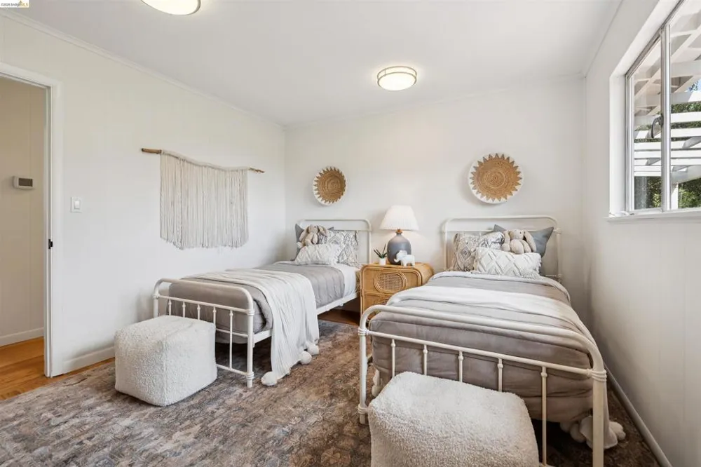 3353 Burdeck Dr Oakland, CA 94602