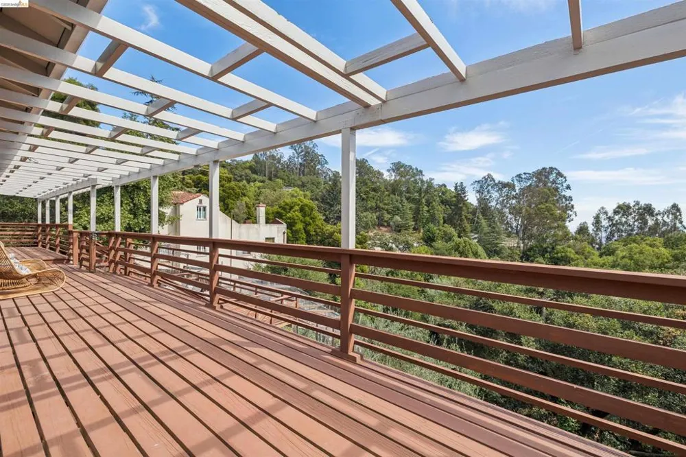 3353 Burdeck Dr Oakland, CA 94602