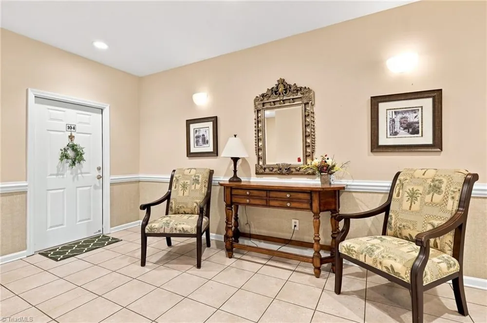 6941 Hanesbrook Circle #104 Clemmons, NC 27012