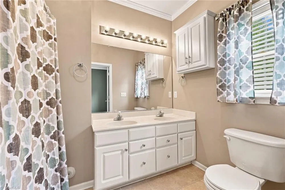 6941 Hanesbrook Circle #104 Clemmons, NC 27012