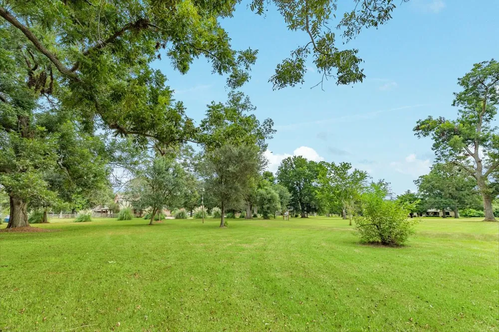 306 Wagon Wheel Trail Angleton, TX 77515
