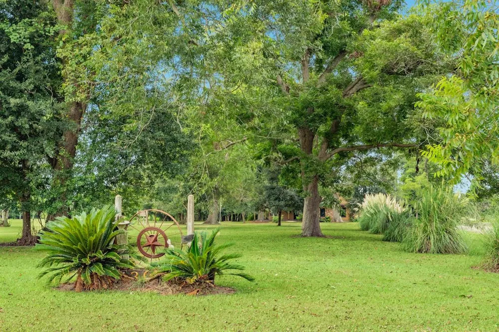 306 Wagon Wheel Trail Angleton, TX 77515