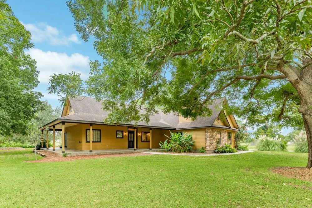 306 Wagon Wheel Trail Angleton, TX 77515