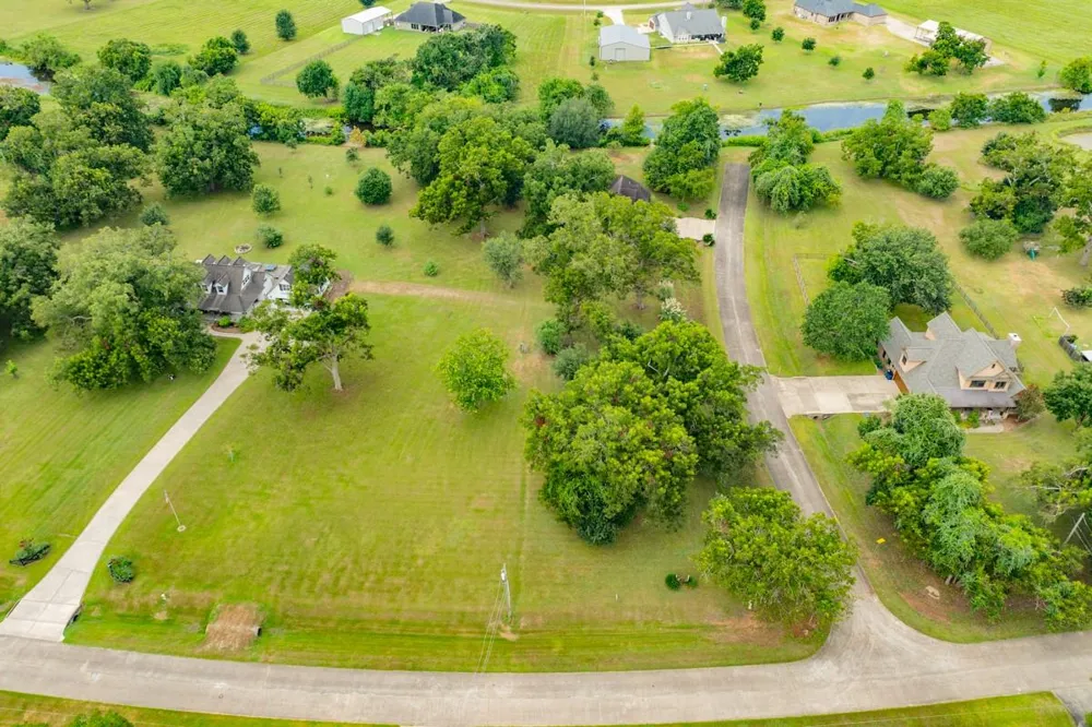 306 Wagon Wheel Trail Angleton, TX 77515