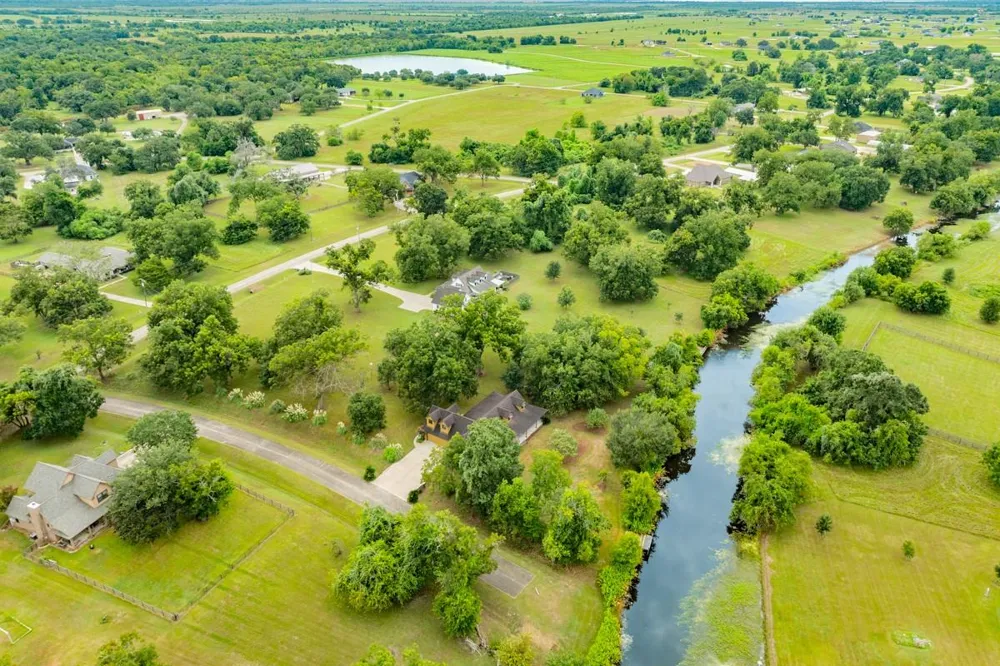 306 Wagon Wheel Trail Angleton, TX 77515