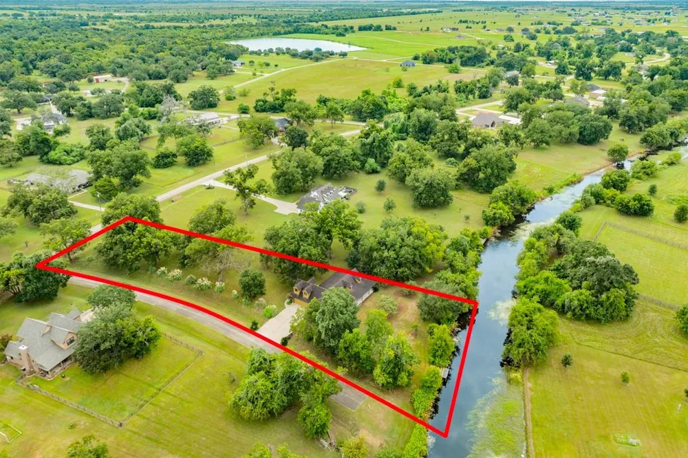 306 Wagon Wheel Trail Angleton, TX 77515