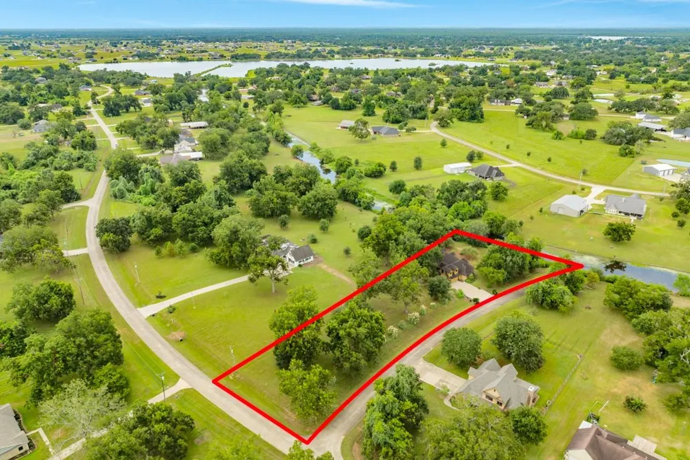 306 Wagon Wheel Trail Angleton, TX 77515