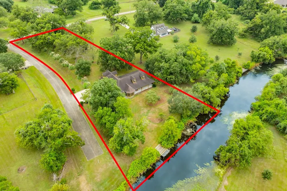 306 Wagon Wheel Trail Angleton, TX 77515