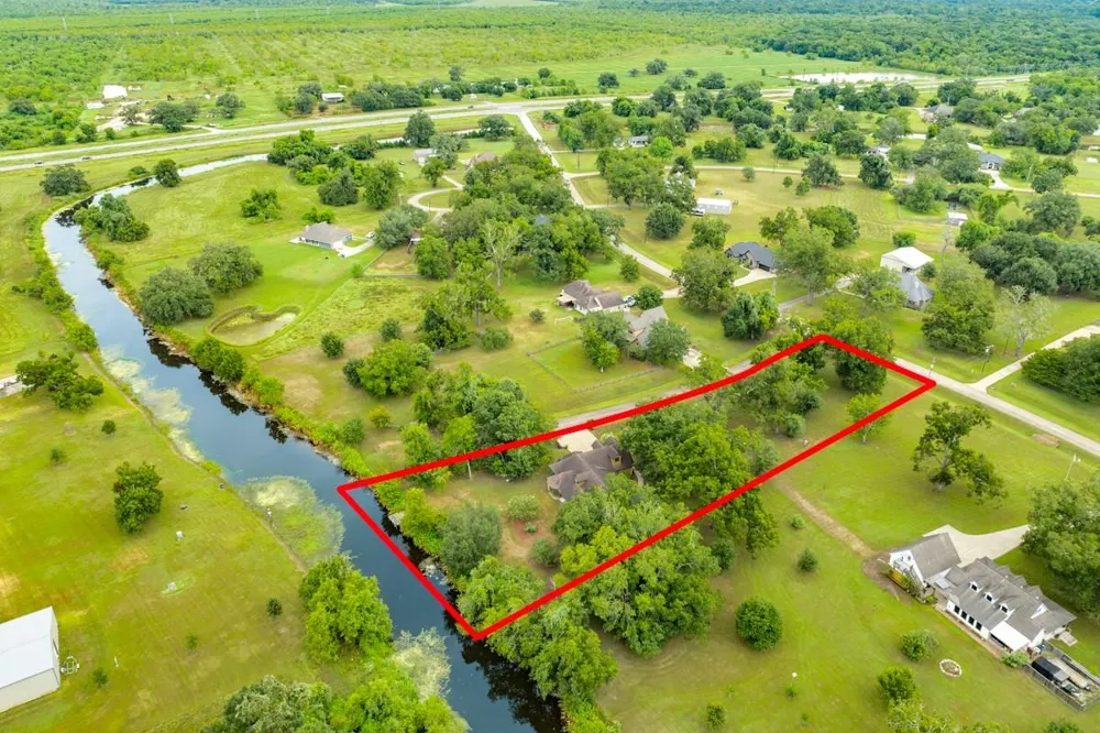 306 Wagon Wheel Trail Angleton, TX 77515