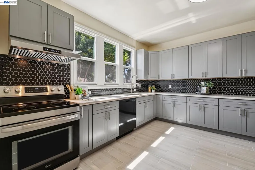 6031 Camden St Oakland, CA 94605