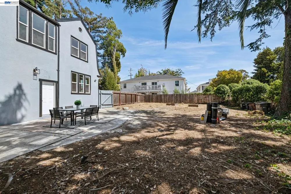6031 Camden St Oakland, CA 94605