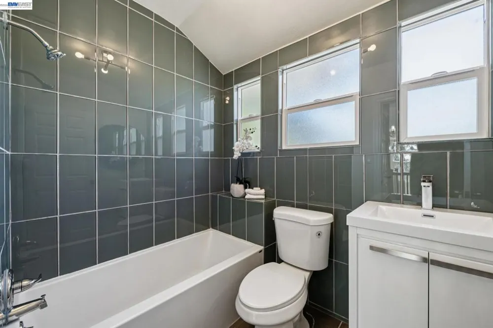6031 Camden St Oakland, CA 94605