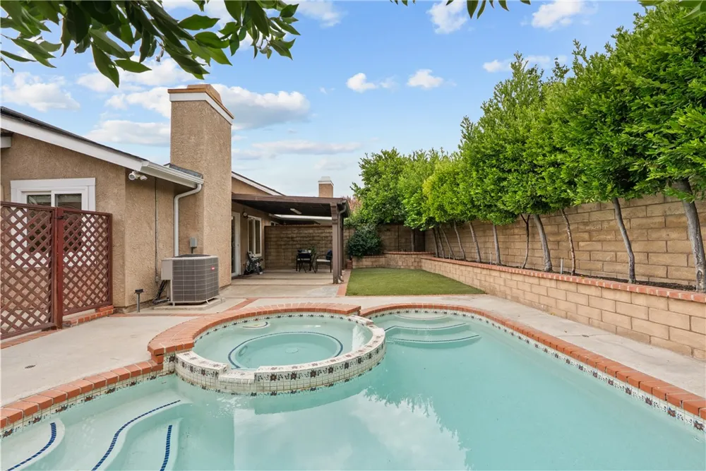 26093 Viento Court Valencia, CA 91355