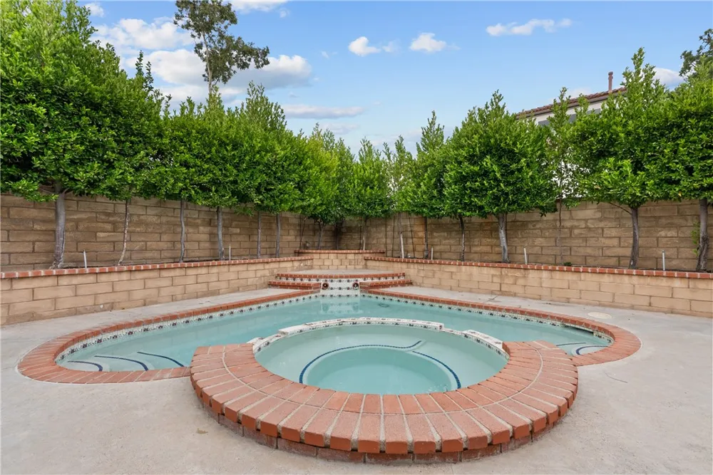 26093 Viento Court Valencia, CA 91355