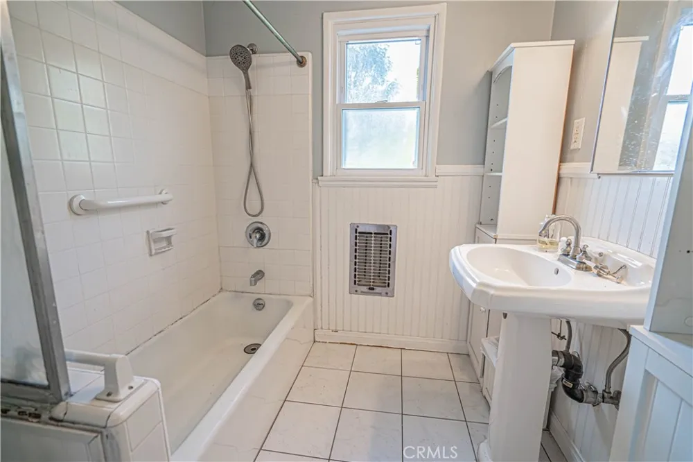 21516 Villena Woodland Hills, CA 91364