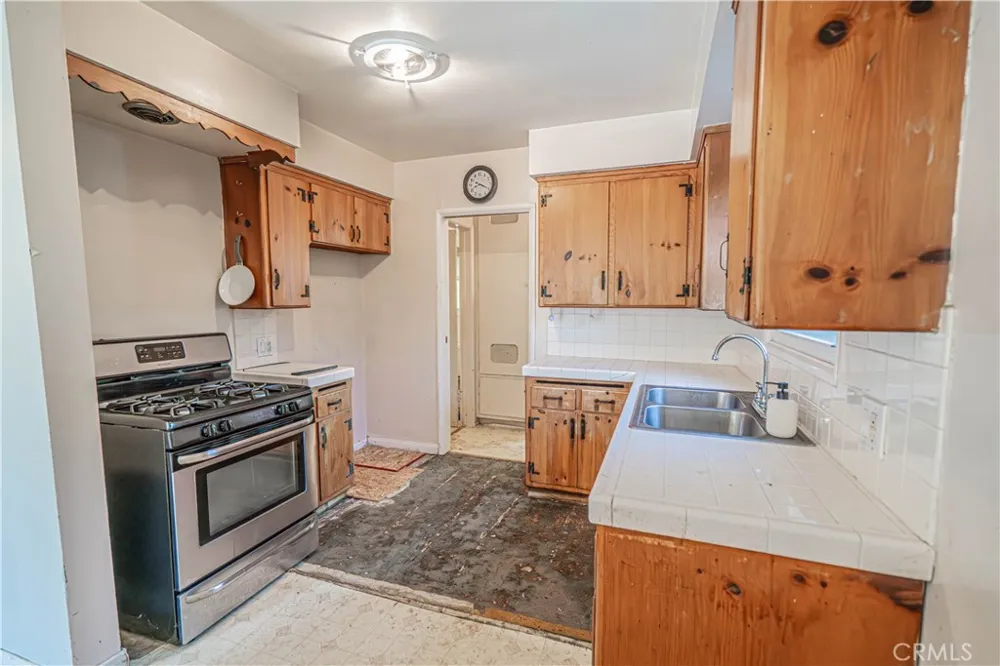 21516 Villena Woodland Hills, CA 91364