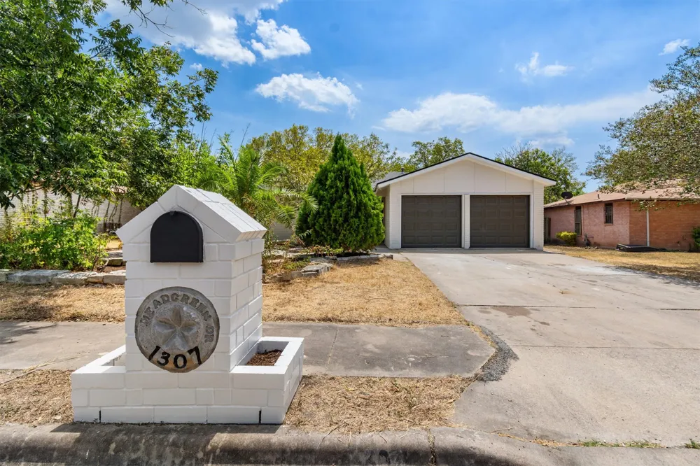 1307 Meadgreen Drive Austin, TX 78758