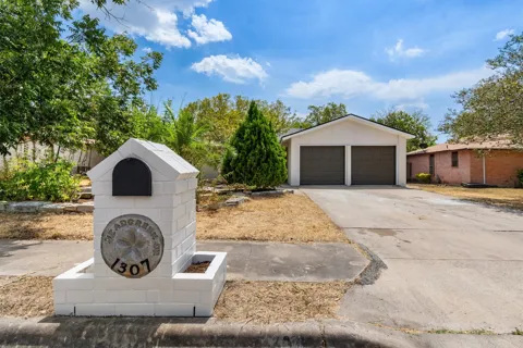 1307 Meadgreen Drive