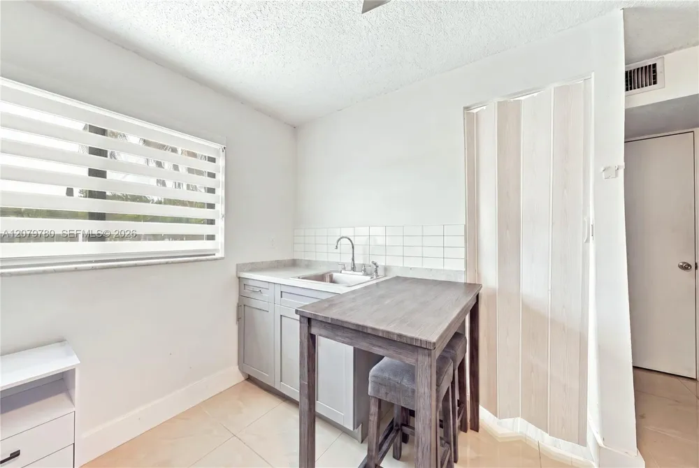 4041 W 8th Ave Hialeah, FL 33012